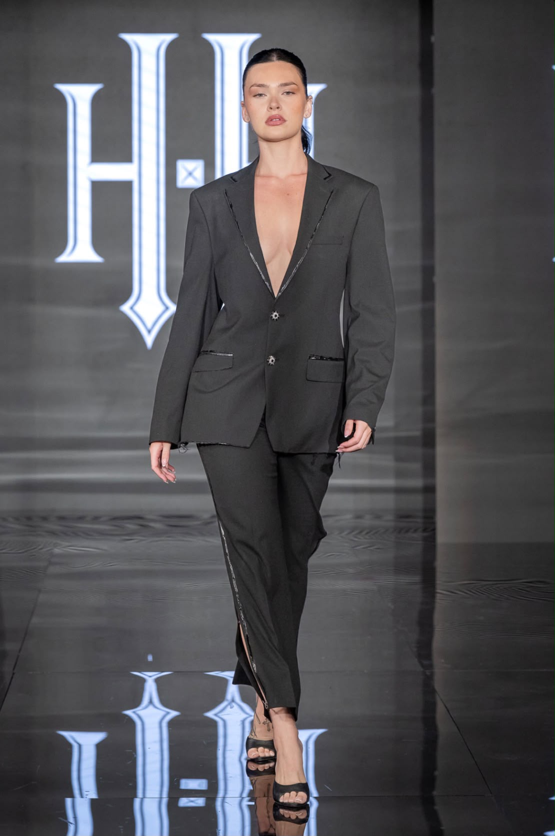 NYC Women’s Suit 1 of 1